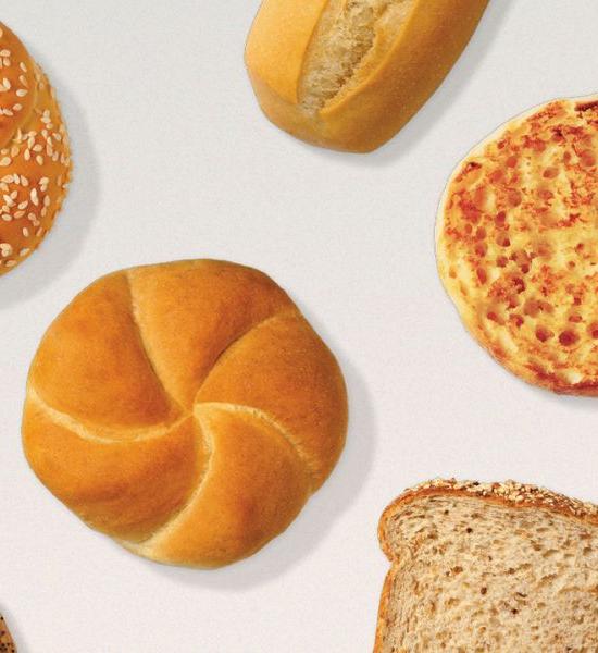 新鲜出炉的黑麦面包，英式松饼，小麦面包，芝麻面包放在桌子上.